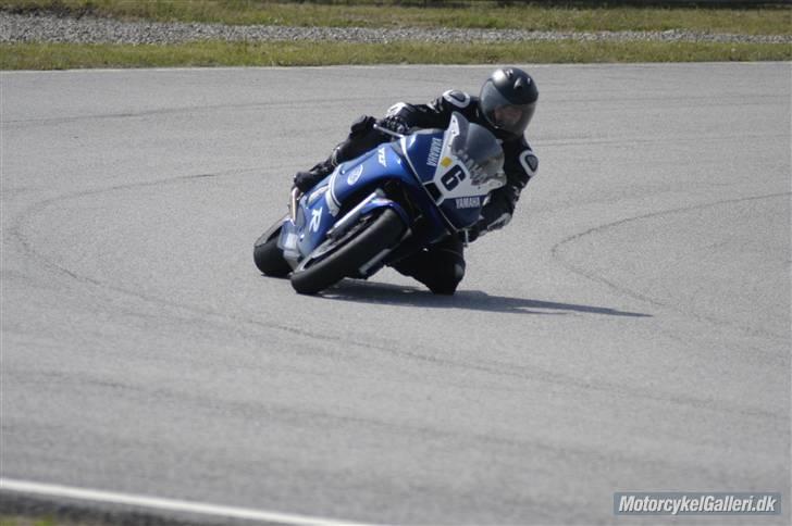 Yamaha YZF R6 '01 Banecykel (Solgt) - BMW kurven Sturup 1-2 Aug 2009 billede 1