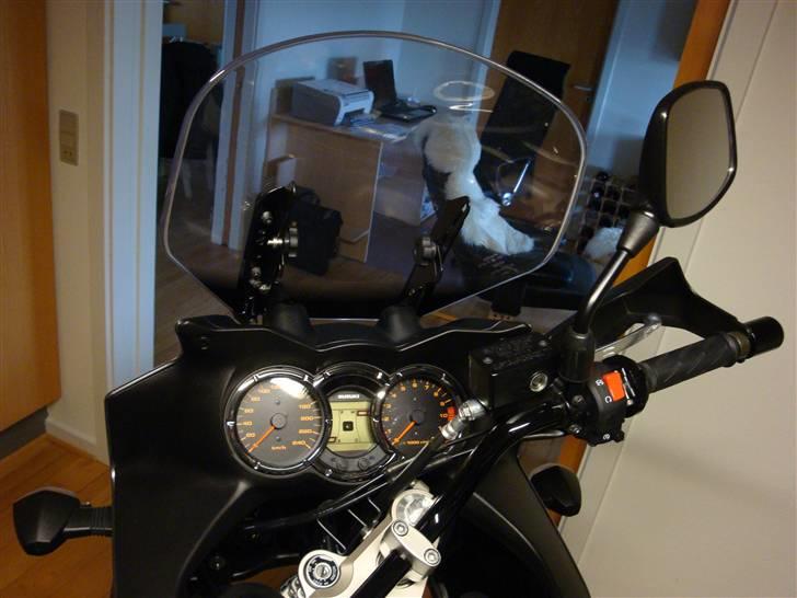 Suzuki Dl 1000 v-strom - Står selvfølgelig i soveværelset om vinteren!!!!. billede 5