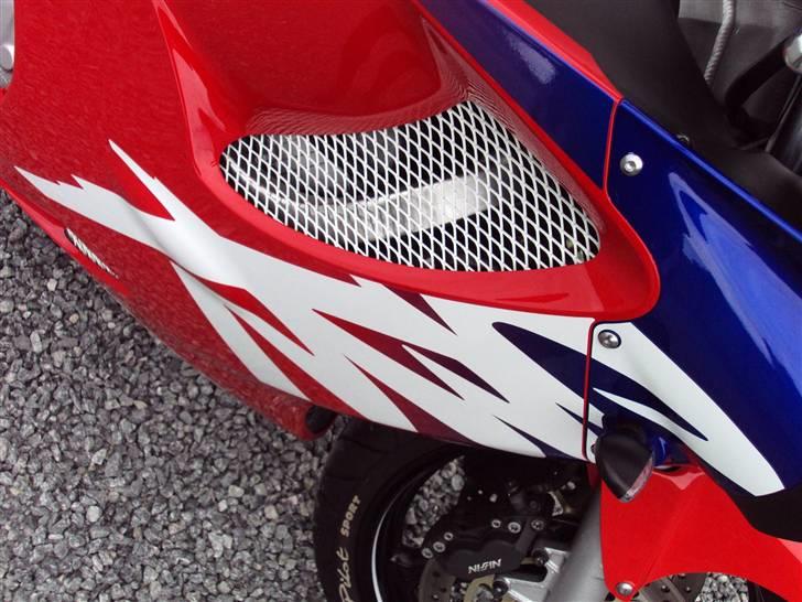 Honda CBR 600 F4 *SOLGT* - Gitternet i kåbeudskæringer: Først grundet, så malet hvidt, klippet i pasform, og slutteligt sat fast med klar silicone. billede 15