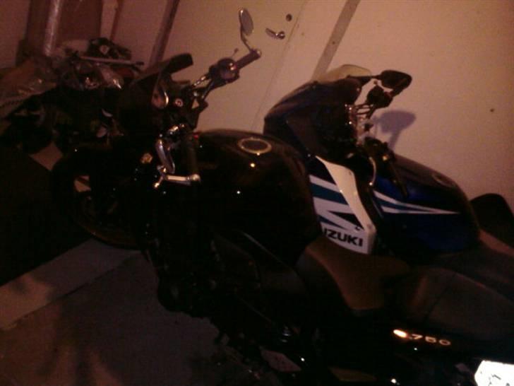 Suzuki GS500F - Suzuki´en og Dennis´ Kawa side om side i varmen i kælderen:) billede 5