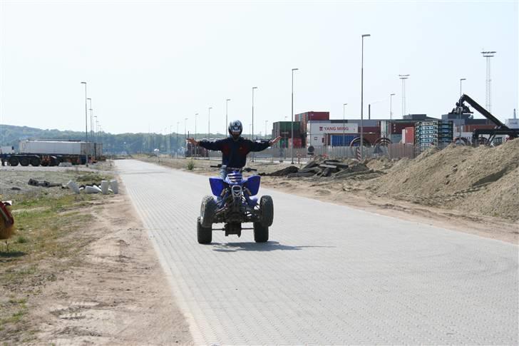 Yamaha YFM 660R raptor - Slutningen af mit første forsøg på en no hander wheelie billede 16