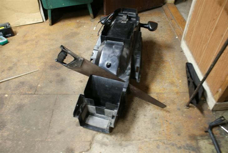 Suzuki GSX 750 F *solgt* - Der blev skåret lidt af den gammel skærm og beholdt kassen til batt. + værktøj billede 17