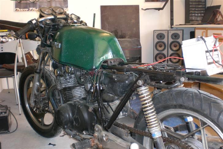 Suzuki gs 450 E (geden) -cafe - så er der ved at være styr på el delen, det hele er blevet flyttet op under sædet. billede 10