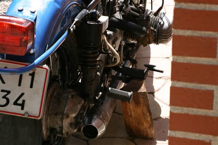 Ural 10 - Solgt - Gearstangen til bakgearet, og en gammel Hondalydpotte (den russiske er død) billede 2