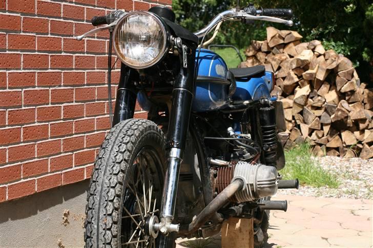 Ural 10 - Solgt - Som solo i smuk 40-50´er stil, mens sidevognshjulet får ny slange i billede 5