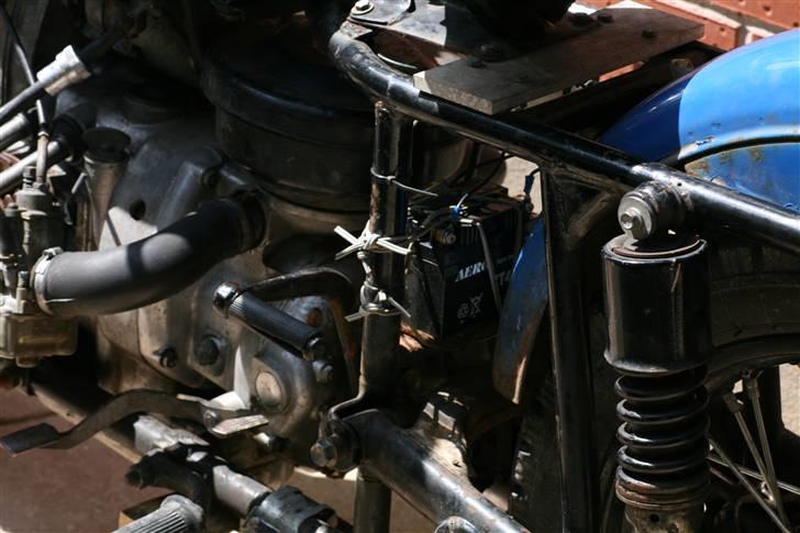 Ural 10 - Solgt - Vedligeholdelsesfrit scooterbatteri rækker, da der ingen elstarter er. billede 12