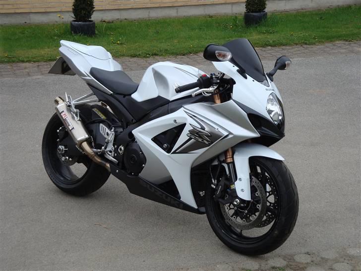 Suzuki GSXR1000 *solgt* - Hvis ikke det lige var for "næbbet" var det sgu nærmest kunst! billede 1