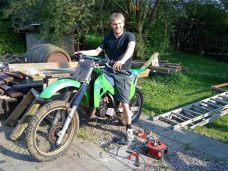 Kawasaki Kx 125 (SOLGT) - Mig og min Kawasaki, jeg ser på mulighederne for at få kørt med den for tiden, men det kan man jo ikke alle steder! :( billede 2