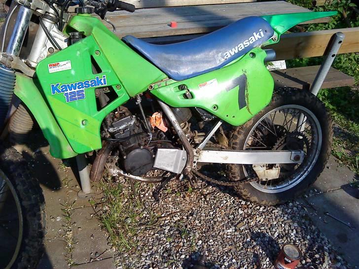 Kawasaki Kx 125 (SOLGT) - Et andet indtryksbillede. Kan godt se jeg måske ku bruge lidt flere nærbilleder, Men jeg ønsker egentligt hellere at ligge et par film op hvor man kan høre og se den i aktion. billede 6