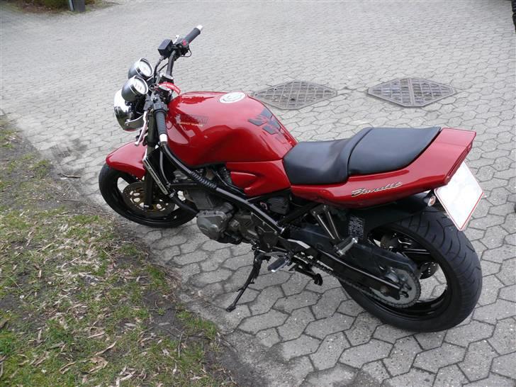 Suzuki Gsf 400 Bandit - Kærestens MC. Første gang cyklen kom ud af værkstedet efter renoveringen. mangler dog sidespejle. billede 1