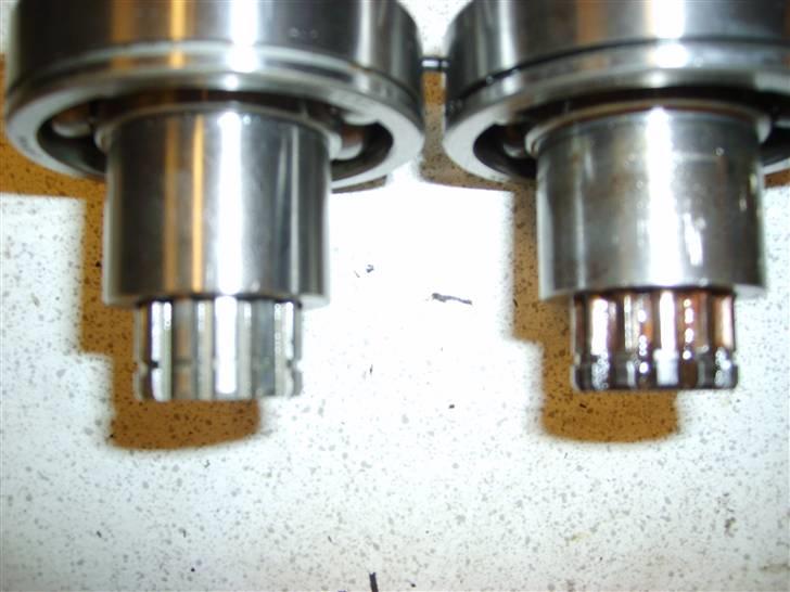 Suzuki Gsf 400 Bandit - ny og gammel aksel. læg mærke til slitagen på strålerne p.å akslen billede 8