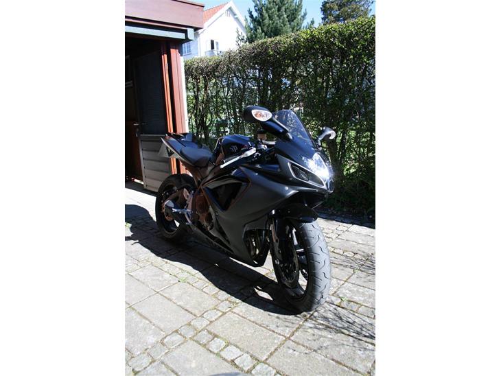 Suzuki gsxr 750 smadderet  - som den står nu uden mærkerne  billede 1