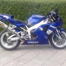 Yamaha r1