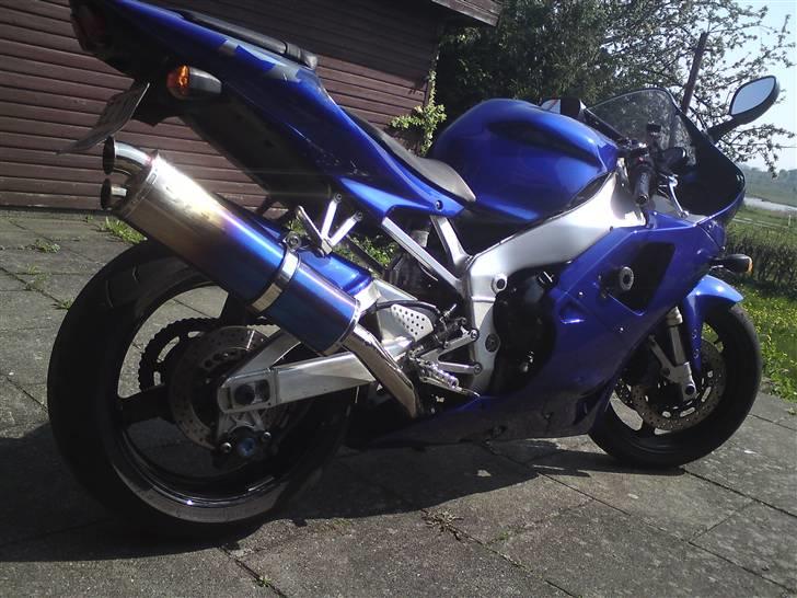 Yamaha R1 billede 1