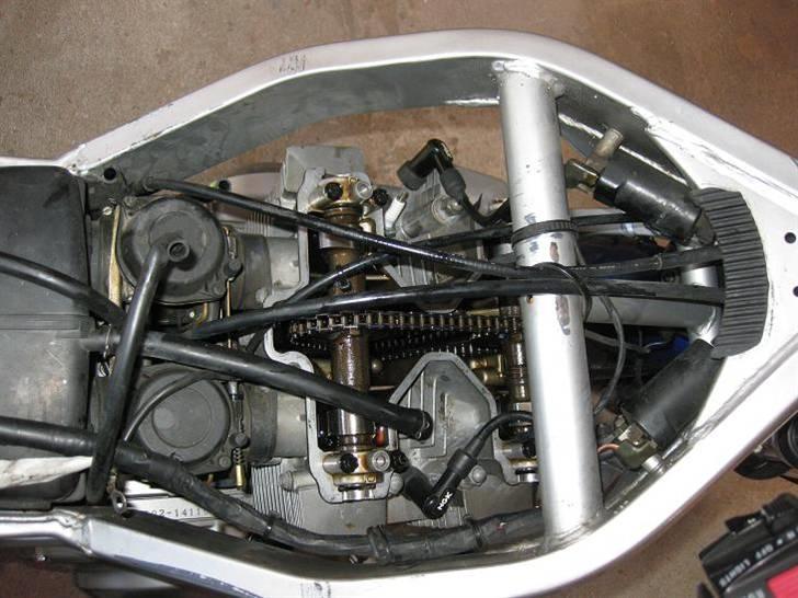 Suzuki GS 500 E ** SOLGT ** - Så er der åbnet op til hjertet, og heldigvis ser alt sundt ud med undtagelse af en lidt løs knastkæde. Den er nu blevet skiftet... billede 7