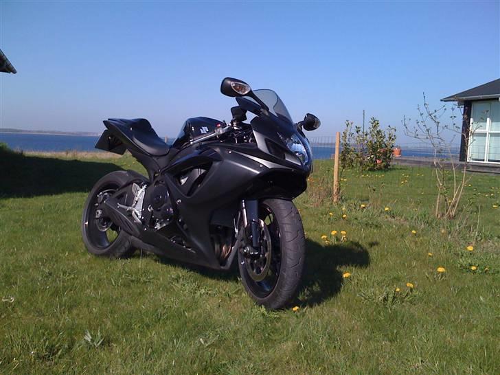 Suzuki gsxr 750 smadderet  - med udsigt fra sommerehuset i baggrunden  billede 7