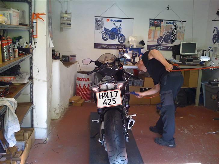 Suzuki gsxr 750 smadderet  - pit cheffen igang med klargøring  billede 9