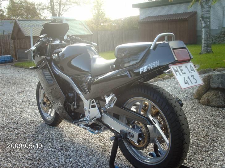 Yamaha FZ 750 billede 7