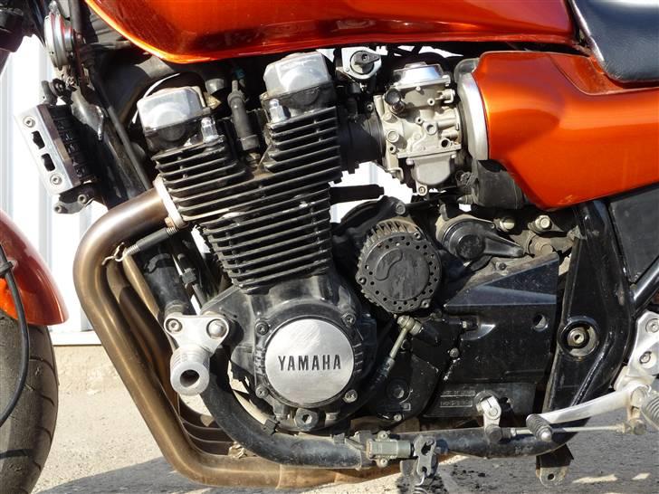 Yamaha XJR 1200 - Se, der er en cylinder; dér en dynamo; dér en knastaksel; dér en karburator. En rigtig motor. billede 3