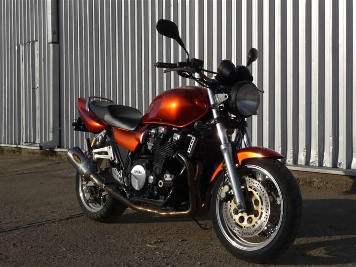 Yamaha XJR 1200 - Spejlene skal strammes op. De er løse, hvilket udgør en sikkerhedsrisiko. billede 6