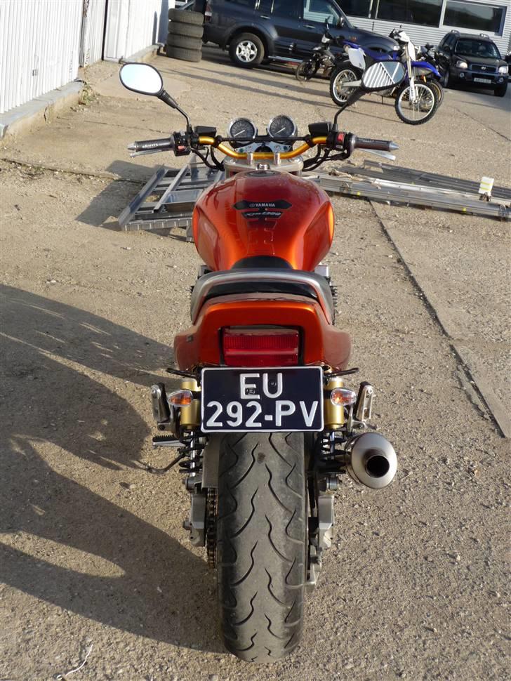 Yamaha XJR 1200 - Man skulle tro sådan en cykel var bred som en hest, men den er forbløffende smal. Det er OK. billede 9