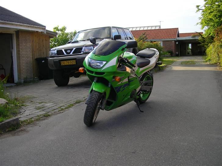 Kawasaki ZX 6 R Til Salg - Her sammen med bilen derhjemme. billede 11