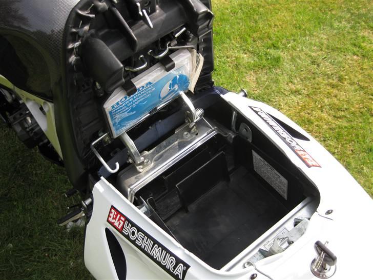 Honda CBR 900 RR FIREBLADE - bogen er på sin plads billede 13