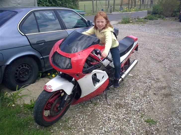 Yamaha FZ 750 (SOLGT) - min seje datter på 7år billede 8