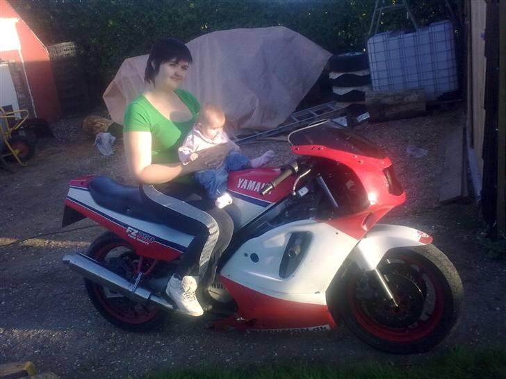Yamaha FZ 750 (SOLGT) - min kone og lille datter leger model billede 9