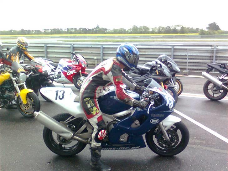 Yamaha R6 - Første tur på cyklen på padborg park. billede 5