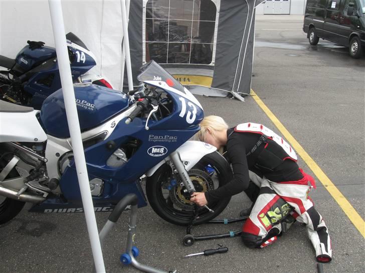 Yamaha R6 - Så skal der skiftes dæk. billede 6