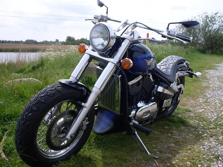 Kawasaki VN 800 A (Solgt) - Har fået lavet en lilla stafering på underkåben som macher tanken. billede 11