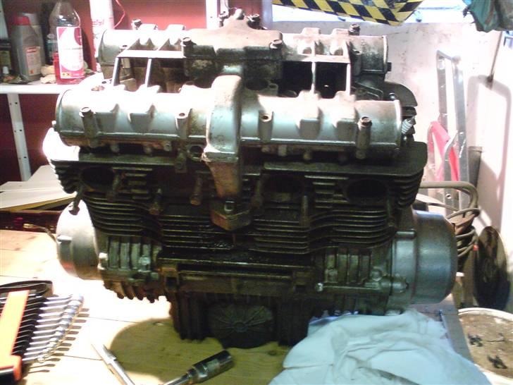 Suzuki GS 750 E - solgt - Motoren før den får nye top og bundpakninger billede 3