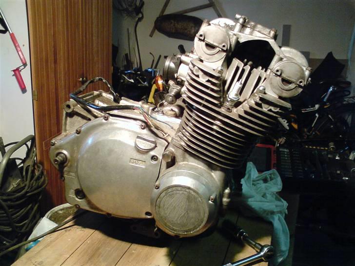 Suzuki GS 750 E - solgt - Motoren før den får nye top og bundpakninger billede 4