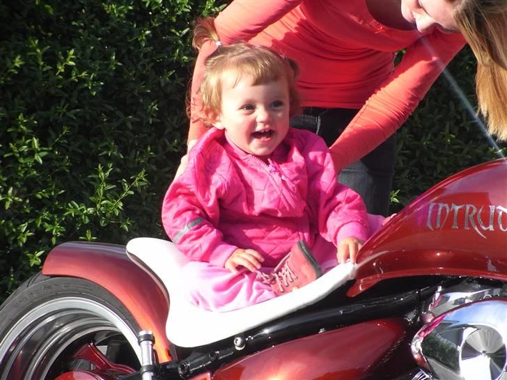 Suzuki M 800 (SOLGT) - ja de starter i en tidlig alder :-) min mindste datter Freja :-) billede 14