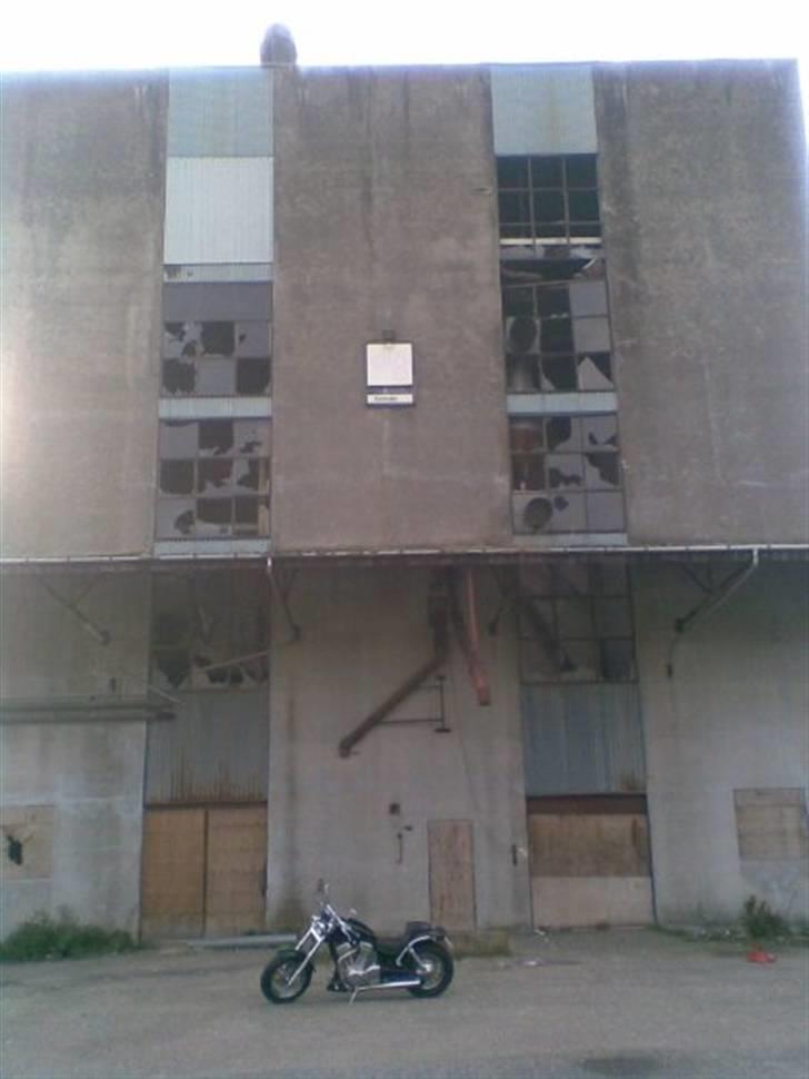 Suzuki VS 1400 Intruder US-model - Foran industribygning billede 2