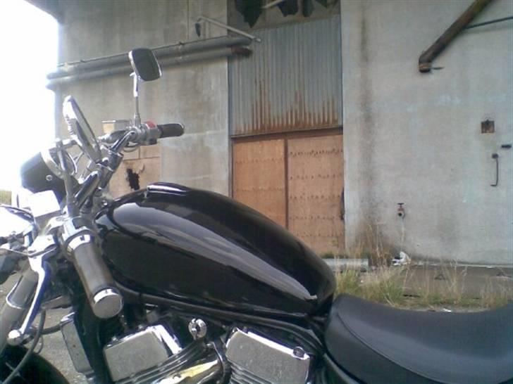 Suzuki VS 1400 Intruder US-model - Closeup på styr og tank billede 5