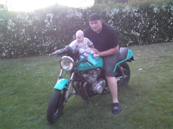 Suzuki gsx 1100 - Mig og min yngeste datter Simone på snart 8 mdr. Har også den fartgale Kira på 5 år billede 3