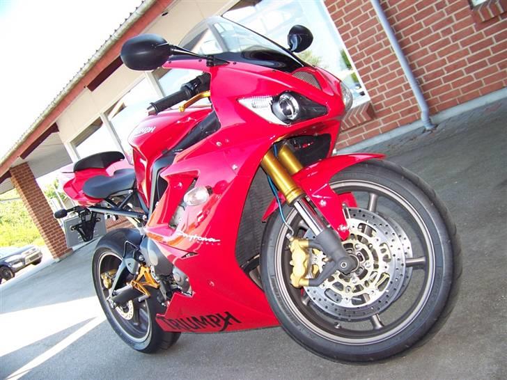 Triumph Daytona 675 - overvejer af afmontere det uoriginale logo nederst på kåben.. billede 4