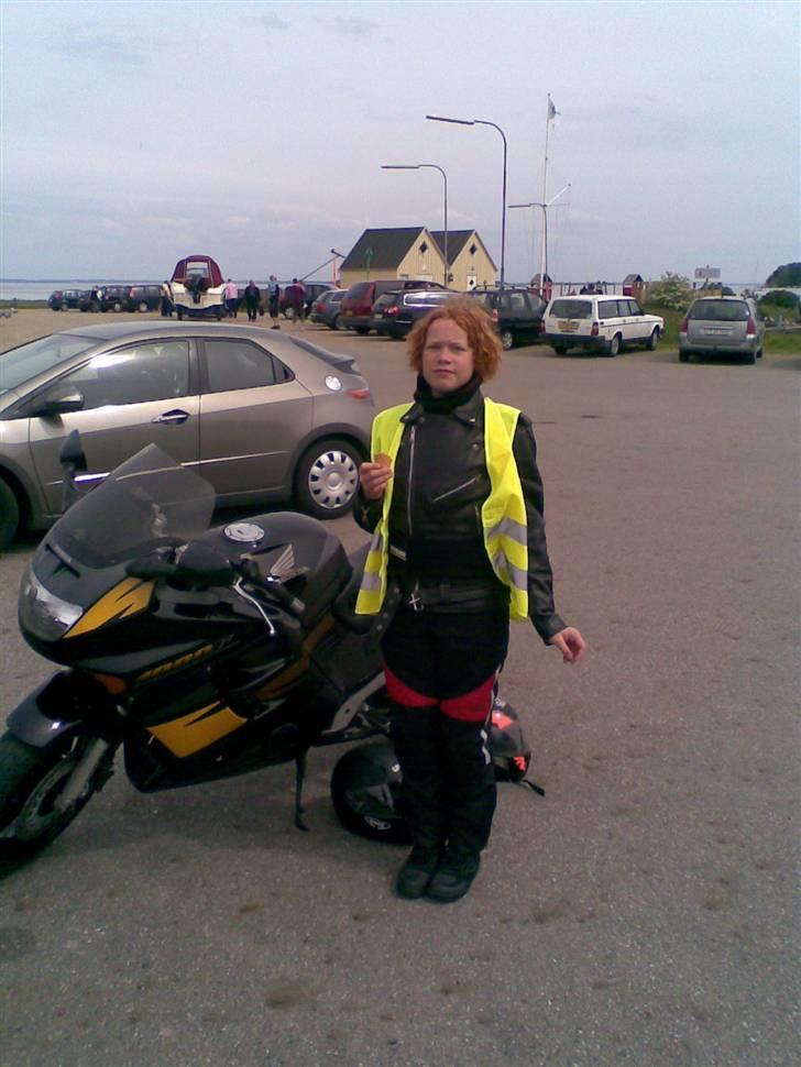 Honda Solgt - Min mellemste datter som altid er frisk på en køretur og is billede 6