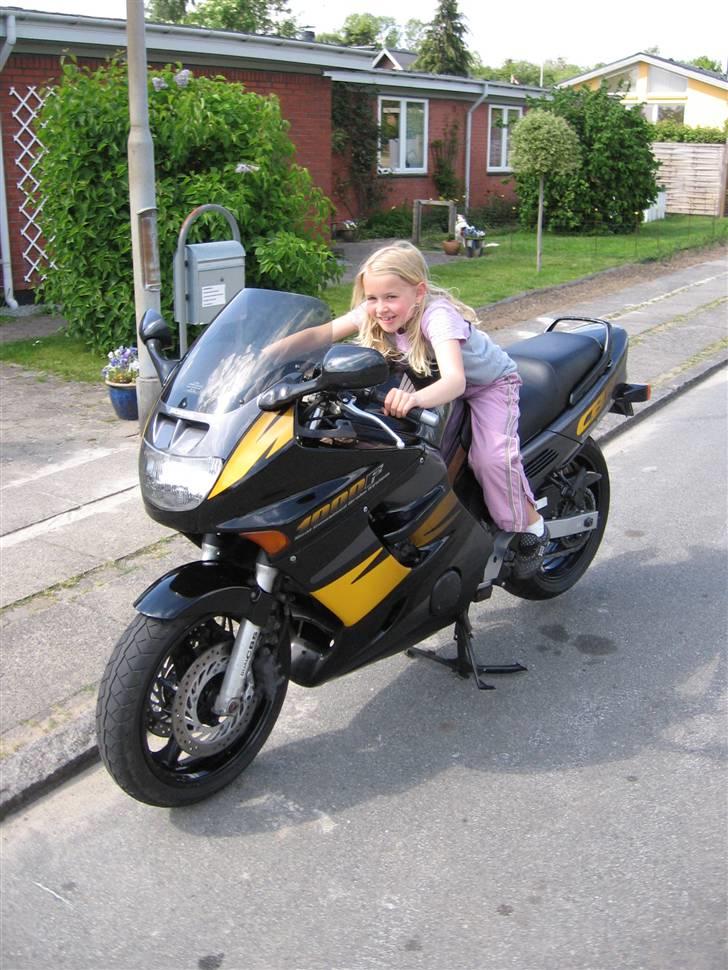 Honda Solgt - Min yngste datter også med lidt benzin i blodet (venter på noget udstyr så hun også kan komme bagpå) billede 7