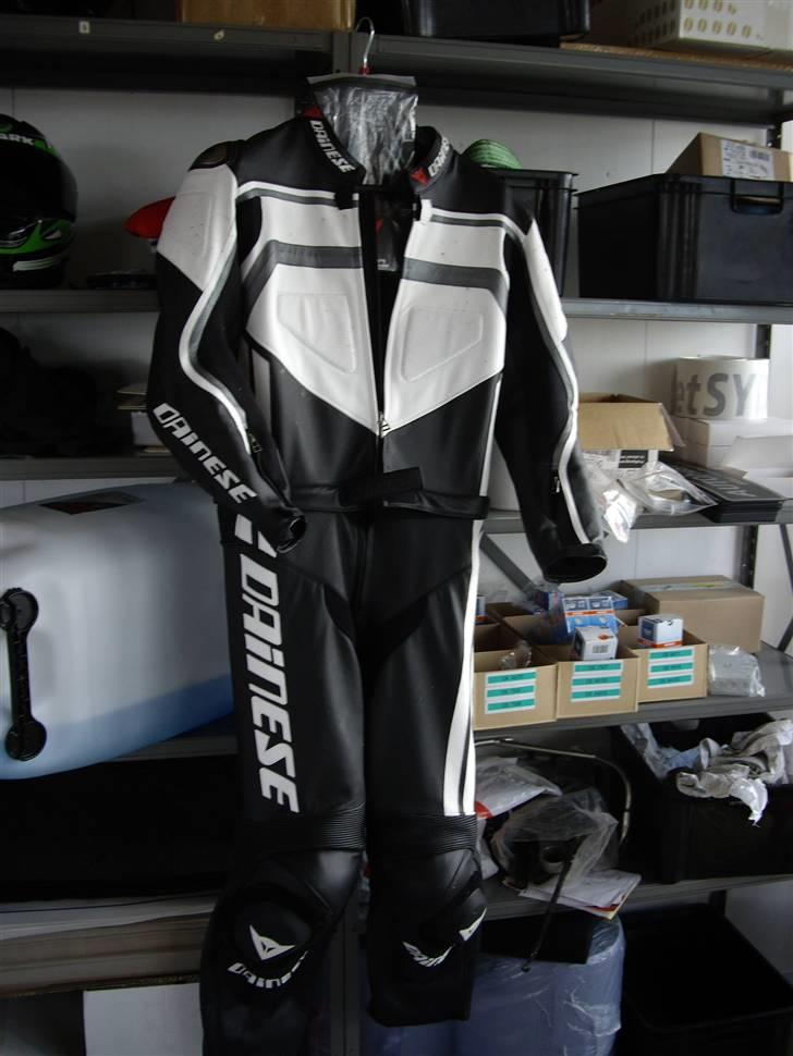 Yamaha YZF-R6 SOLGT - Min Dainese Moto GP 2 delt dragt, sidder bare mega godt billede 10