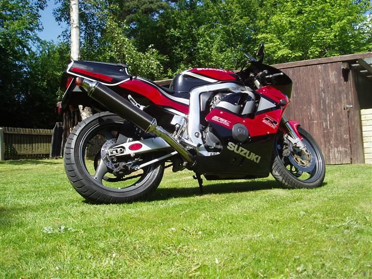 Suzuki GsxR 400 R (solgt) billede 2