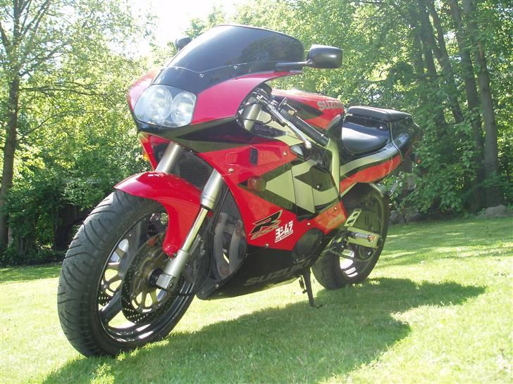 Suzuki GsxR 400 R (solgt) billede 3