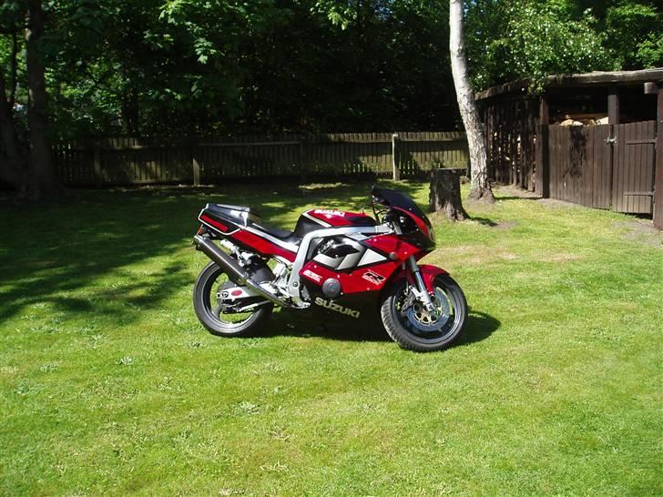 Suzuki GsxR 400 R (solgt) billede 4