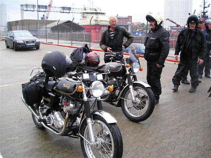 Moto Guzzi Lre Mans III - Her på vej til Isle Of Man 2007. Det er min der står bagved (og mig ved siden af) billede 7