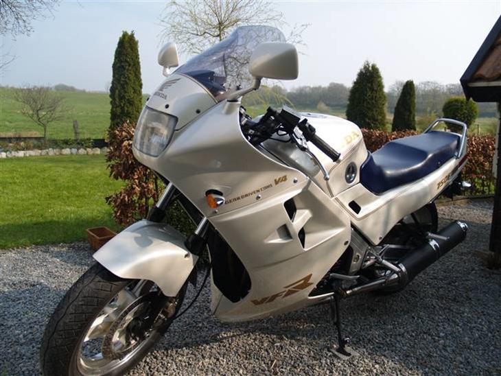 Honda VFR 750 F RC 24 billede 1