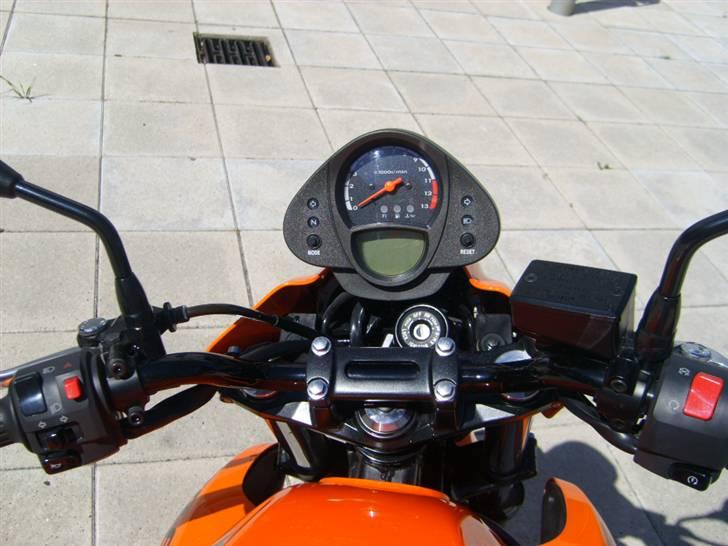 Kawasaki ER 6N - Jeg er imponeret over hvor lidt vind jeg mærke med den lille afskærmning billede 7