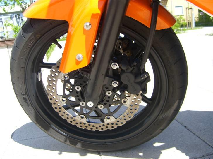 Kawasaki ER 6N - Gode bremser der virker. De er uden ABS. billede 10