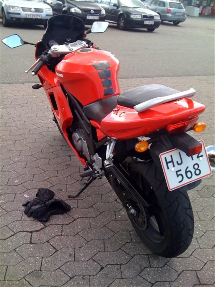 Hyosung GT 650 R (SOLGT) - Mobilfoto ved DTC i Vejle med nyt kåbeglas og hugger billede 5